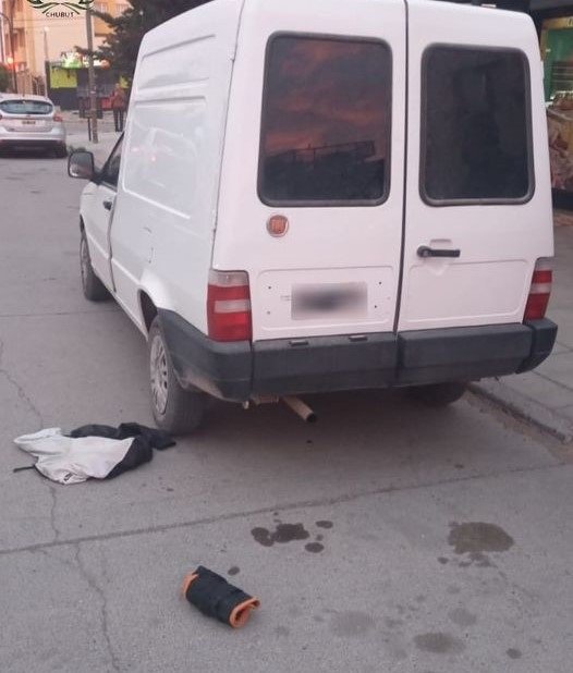 Vecinos atraparon y golpearon a un ladrón que estaba robando elementos de un vehículo