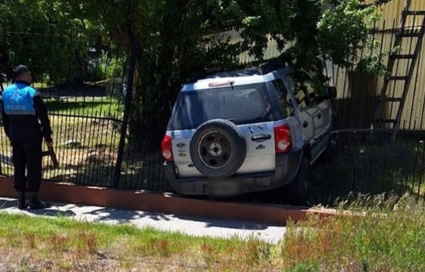 Perdió el control del auto y chocó contra una escuela