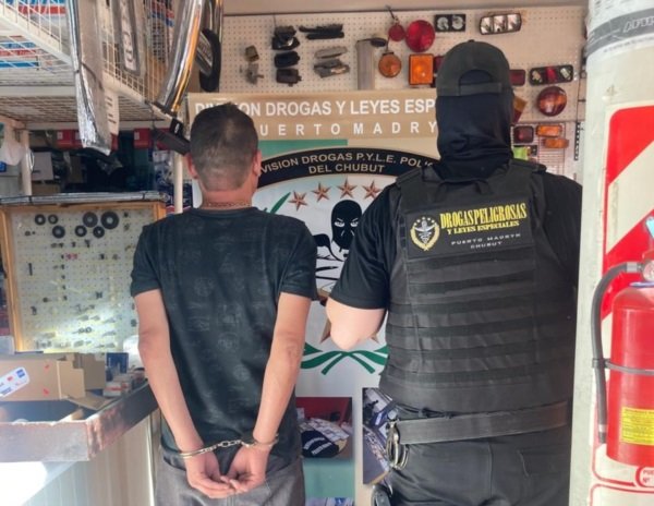 Atraparon a dos personas que vendían drogas en un local de autopartes