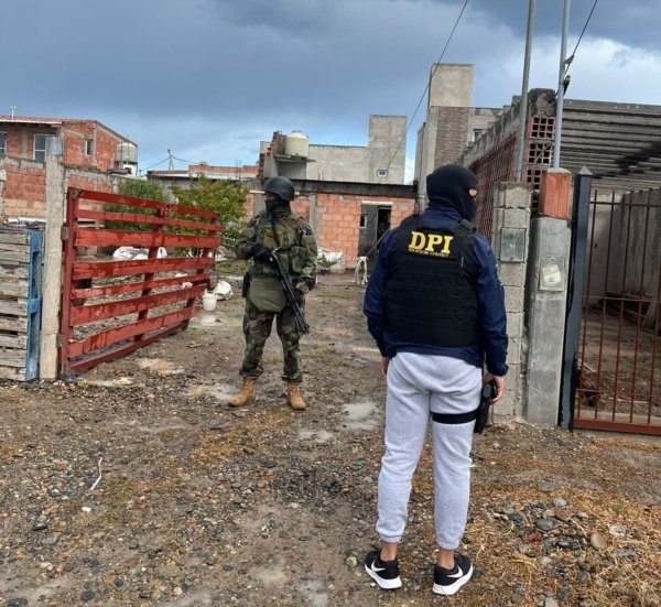 Amenazó con un arma de fuego a su pareja