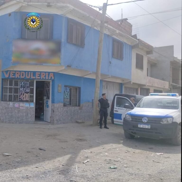 Huyeron luego de golpear a un policía