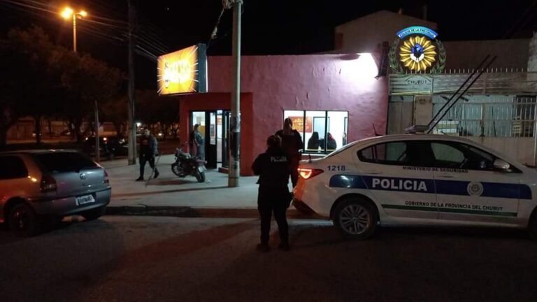 Quisieron robar en un local de comidas pero el dueño los sacó con sillas 