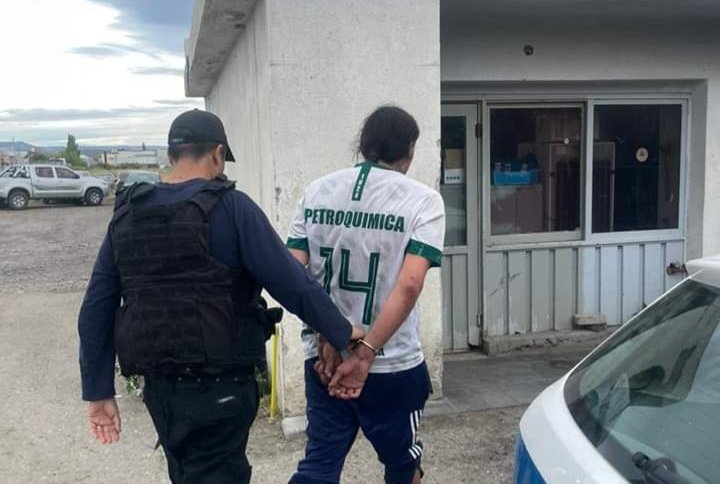 La agarraron del cuello, la tiraron al piso y le robaron el celular