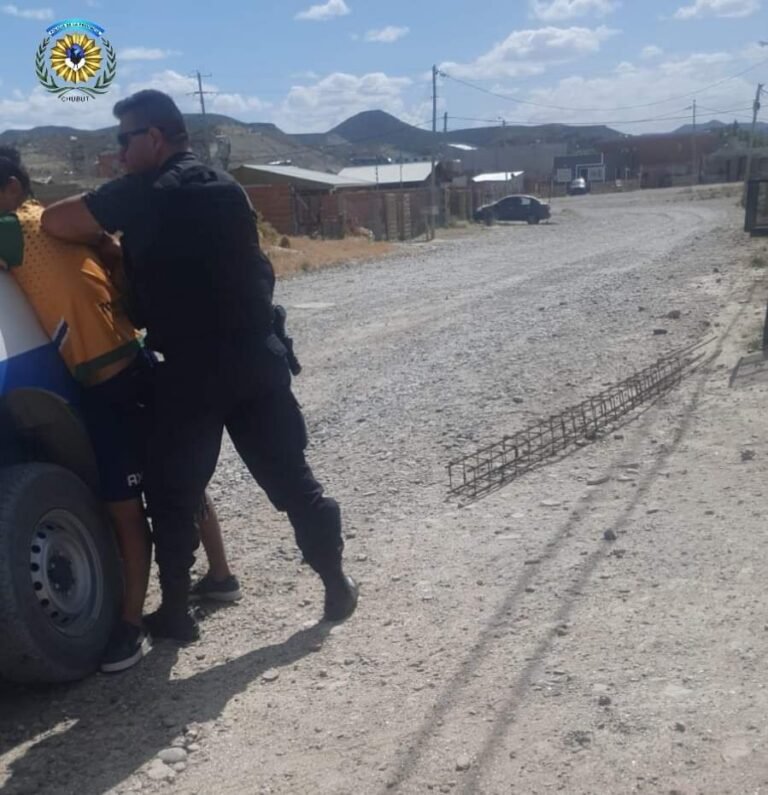 Cargaba una columna de hierro sustraida de una empresa constructora