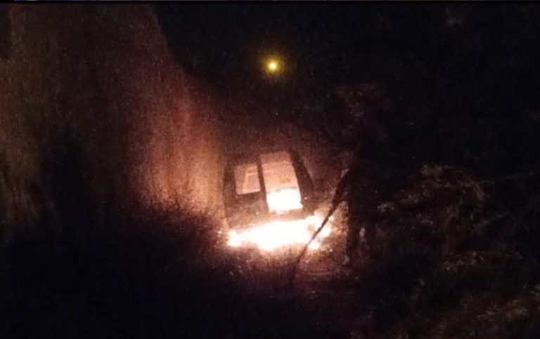 Prendieron fuego un auto que estaba guardado en el patio de una casa