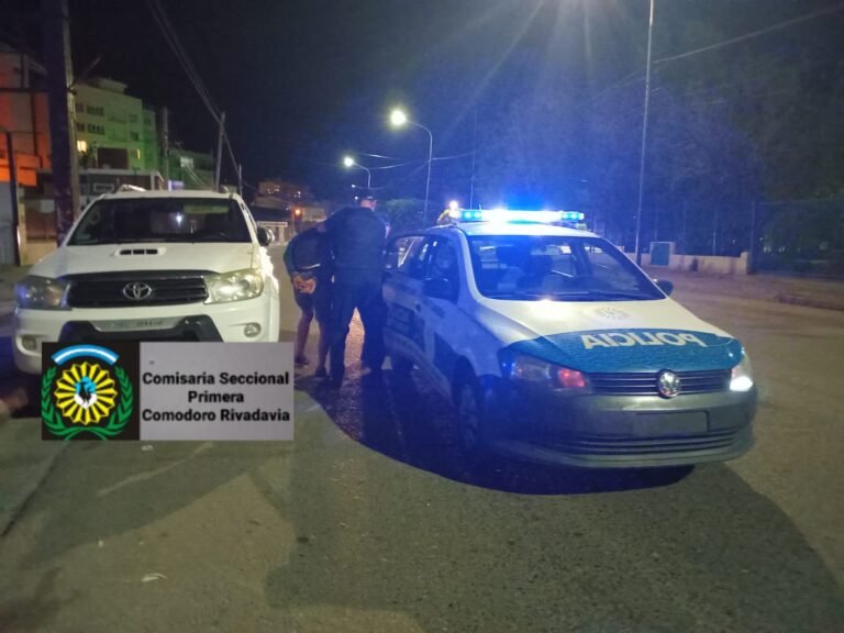 Le robaron el celular a su hijo, salió a correr al ladrón y lo atrapó