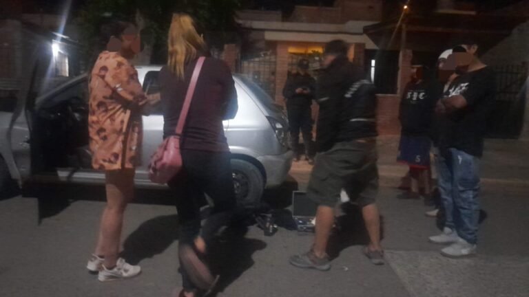 Los pararon por ir a alta velocidad y descubrieron que llevaban frascos con marihuana