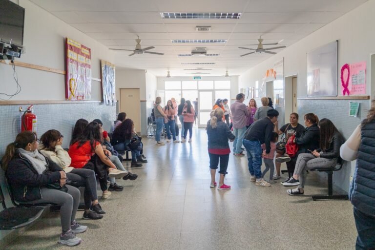 El tráiler de salud brindó atención a más de 2200 vecinos en el barrio Quirno Costa