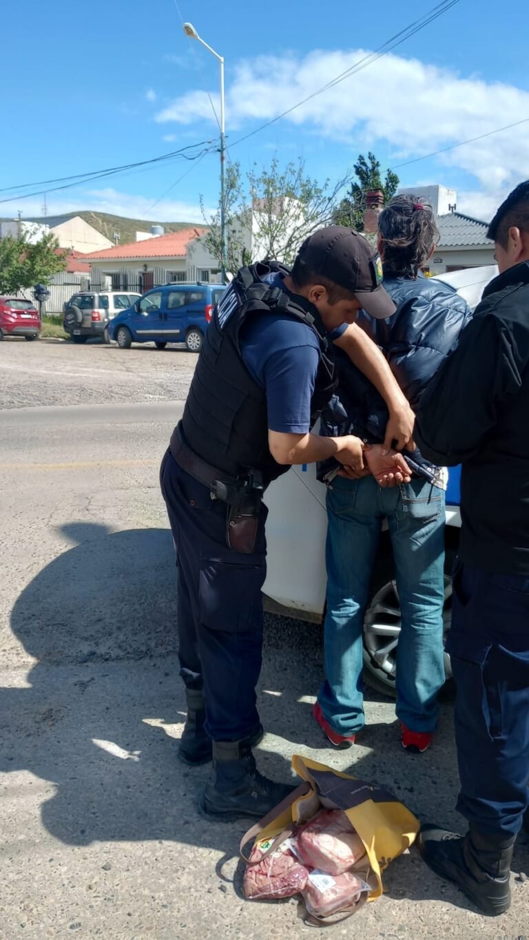 Detenido por sustraer 3 bultos de carne en diferentes supermercados