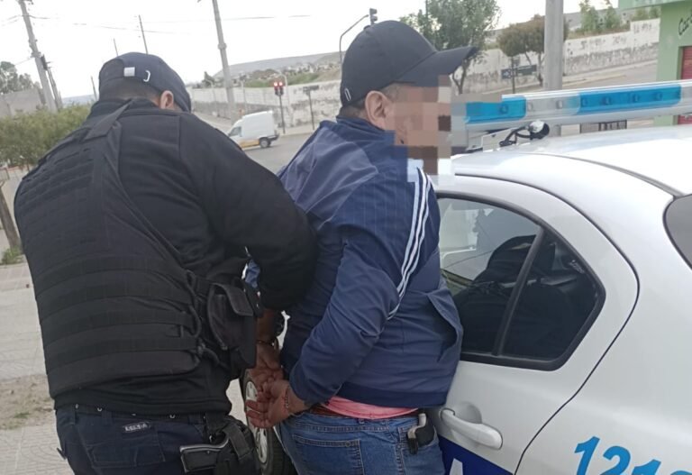 Le secuestraron un arma tras pelear con otro sujeto en la calle