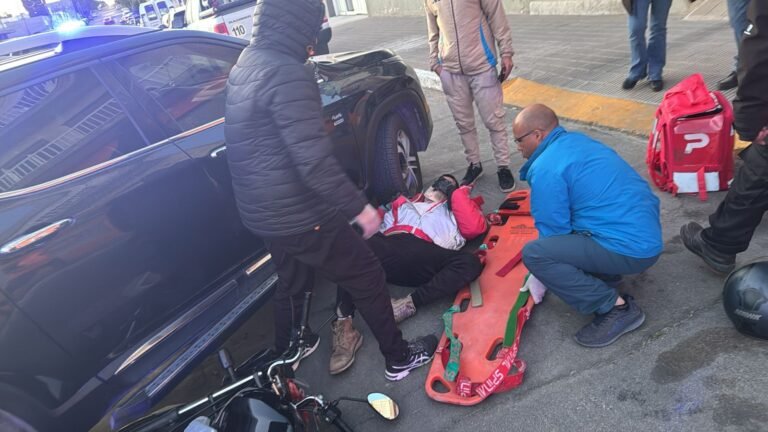 Repartidor de delibery y acompañante hospitalizados al impactar con un vehículo