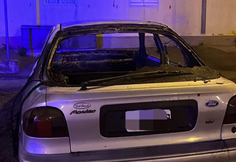 Habrían prendido fuego un auto en el barrio Ceferino
