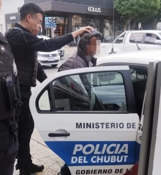 Fue a hacer la denuncia y se encontró con el delincuente en la Comisaría