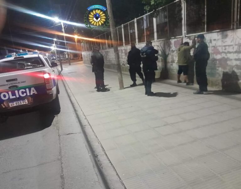 Era buscado por la policía, salió a caminar y lo atraparon