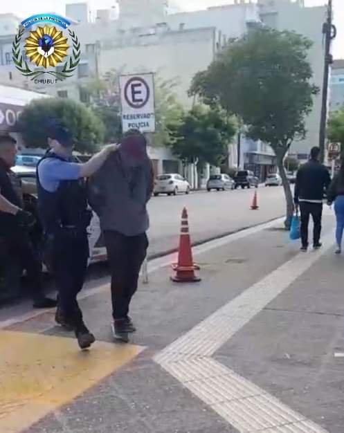 Fue sorprendido con cinco picaportes de bronce