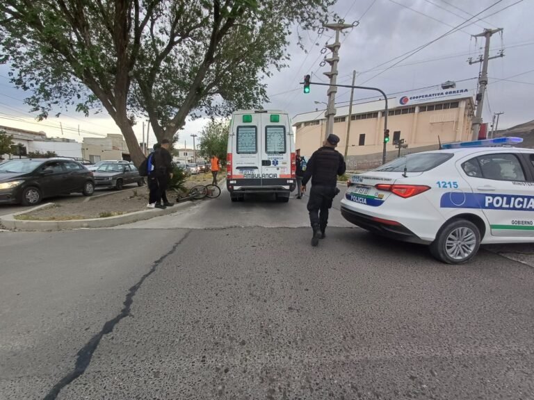 Chocó con su auto a un menor de 15 años que iba en bicicleta
