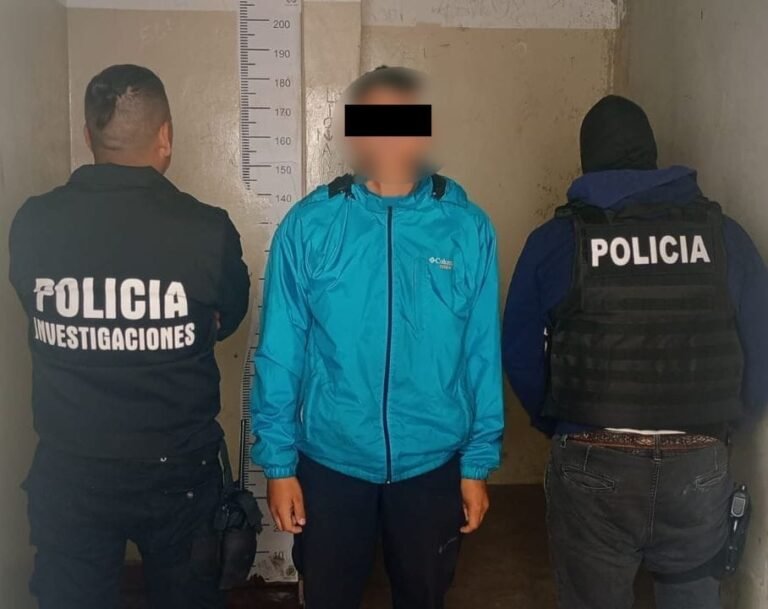 Violento robo: Un menor amenazó a una familia con un arma y les exigió que le entreguen la caja fuerte 