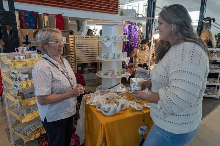 Feria de artesanos, diseñadores e intervención artística en el “Día de la Tradición”