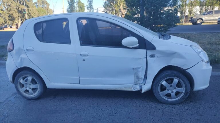 Fuerte choque entre una camioneta y un auto en Avenida Hipólito Yrigoyen