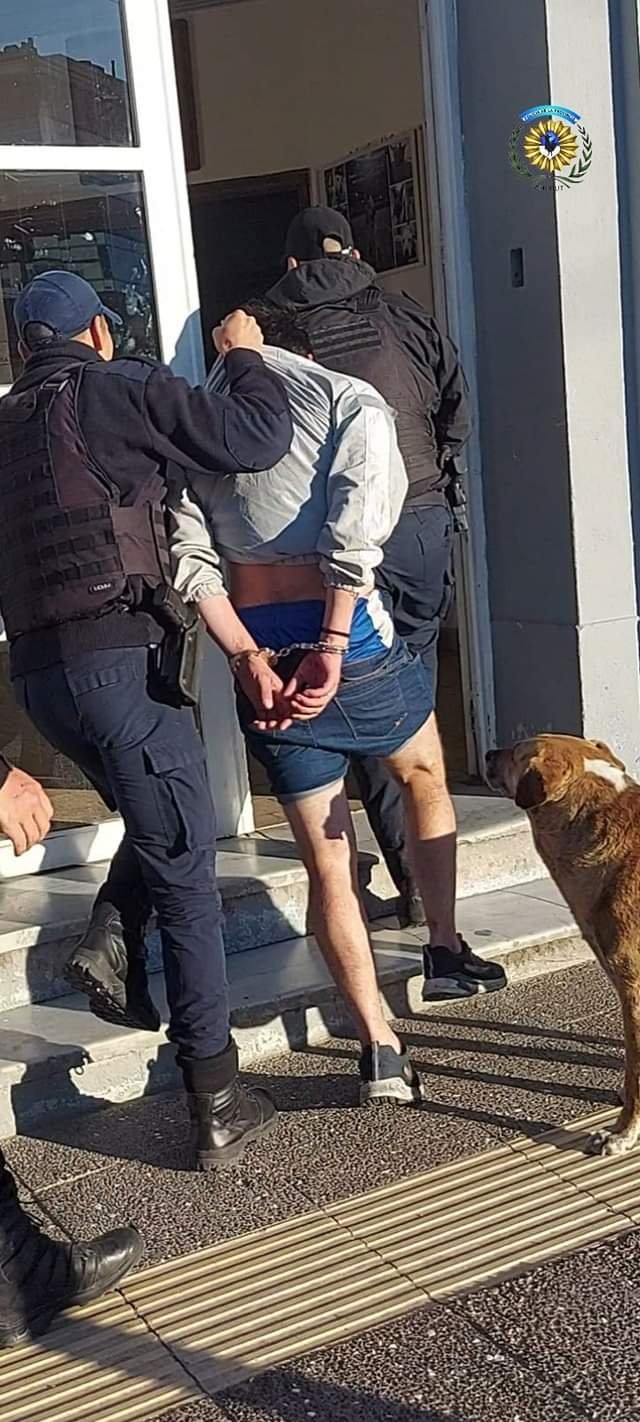 Un hombre fue detenido por causar disturbios y romper el ventanal de un local de comida rápida 