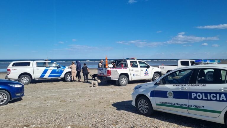 Tres personas fueron rescatadas tras el vuelco de una embarcación