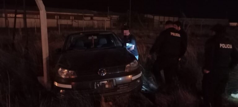 Intentó esquivar otro auto y terminó chocando contra un portón