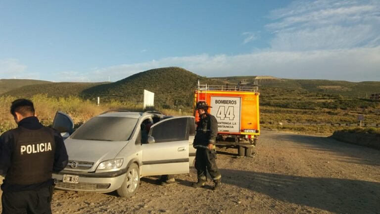 Se prendió fuego un auto y los bomberos debieron sofocar las llamas