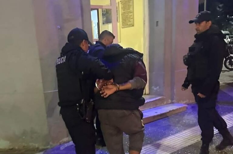 Con un arma blanca, agredió y amenazó a un sujeto en la Terminal de Ómnibus