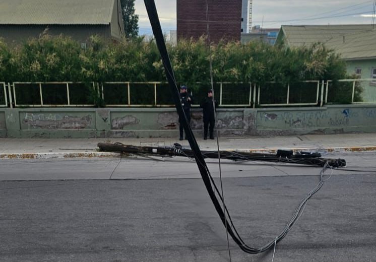 Se cayó un poste, los cables quedaron sobre la calle y debieron interrumpir el tránsito