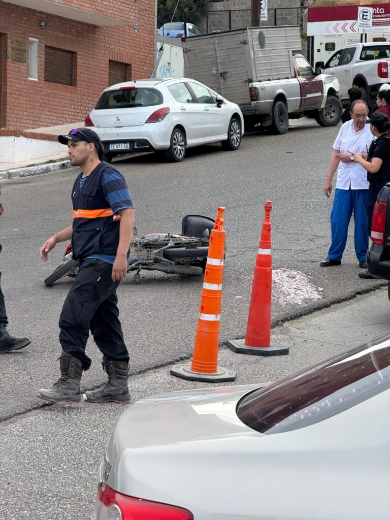 Motociclista herido al chocar con una camioneta