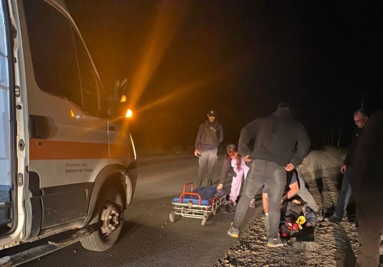 Un auto lo encandiló, se cayó con su moto y debió ser hospitalizado