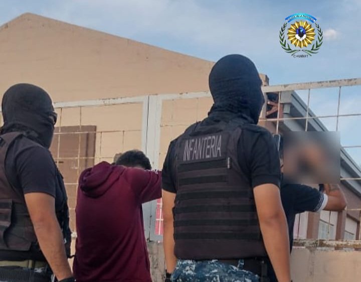 Iba caminando con un arma blanca escondida entre su ropa