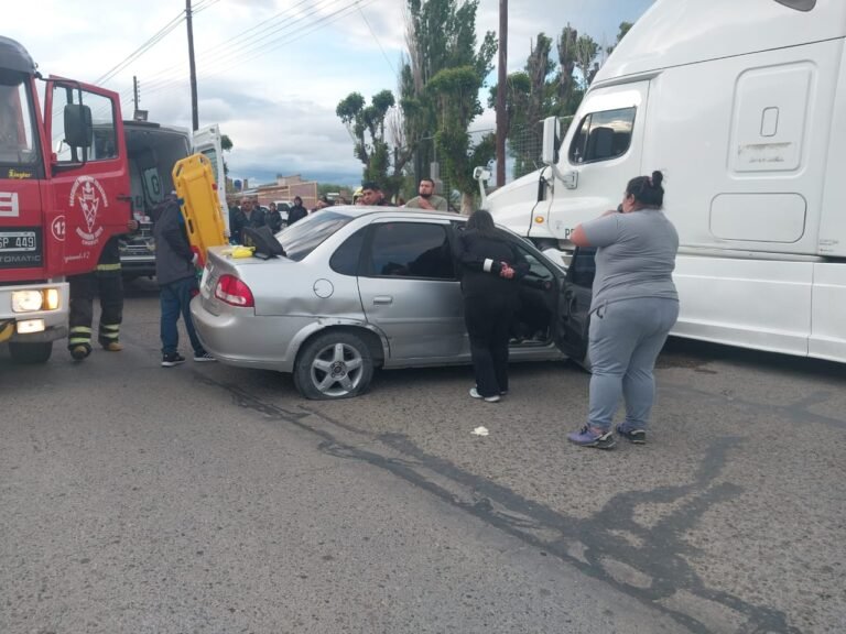 Se incrustó contra un camión tras perder el control del auto