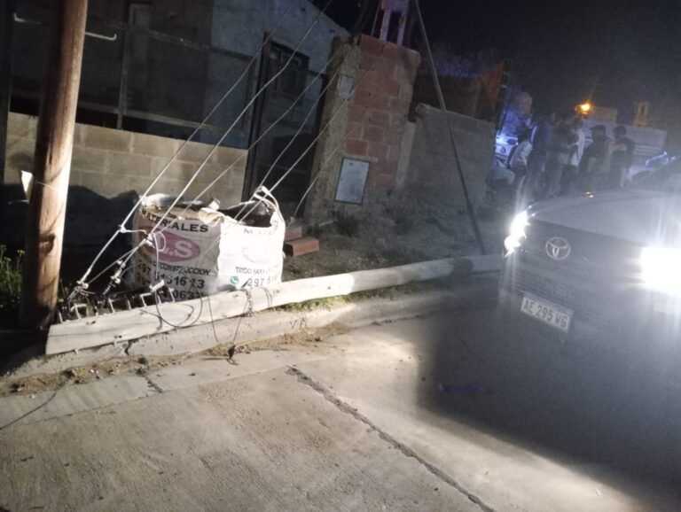 Conductor alcoholizado chocó contra un poste de energía