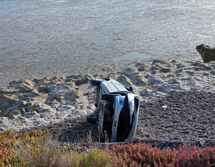 Estaban borrachos y cayeron con el auto por un barranco
