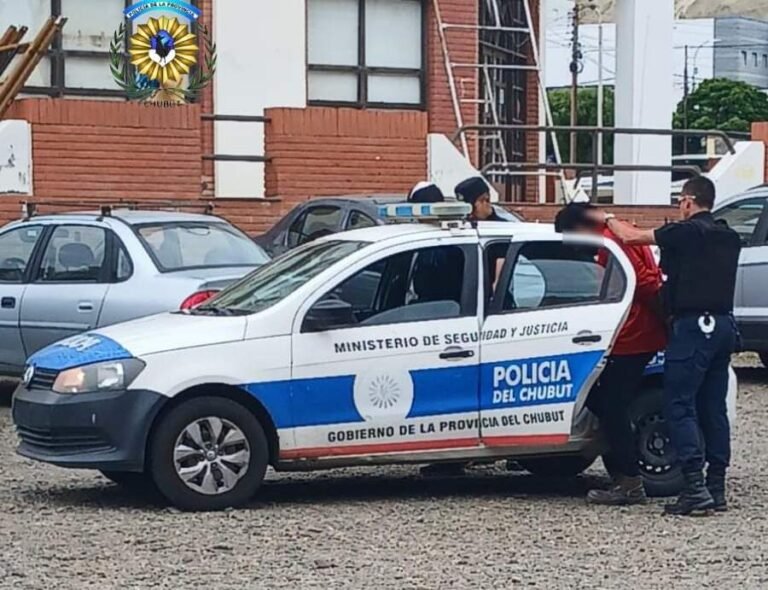 Intentaron robar el andamio de una obra y un vecino dio aviso a la policía