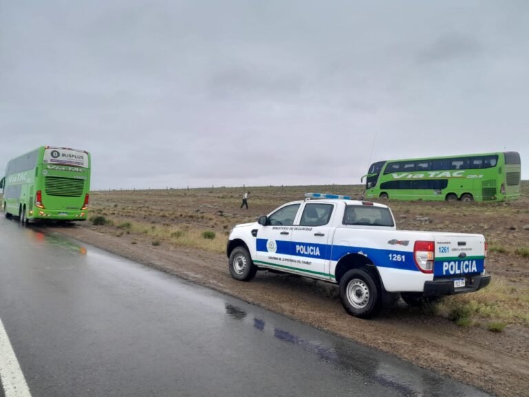 Viajaban a Esquel y se les quedó encajado el colectivo
