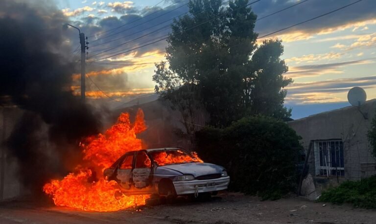 Tenía el auto estacionado afuera de su casa y se le prendió fuego