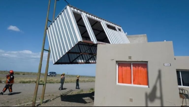 Viento: ampliaban una casa de playa con una casilla en el techo y quedó suspendida en el aire