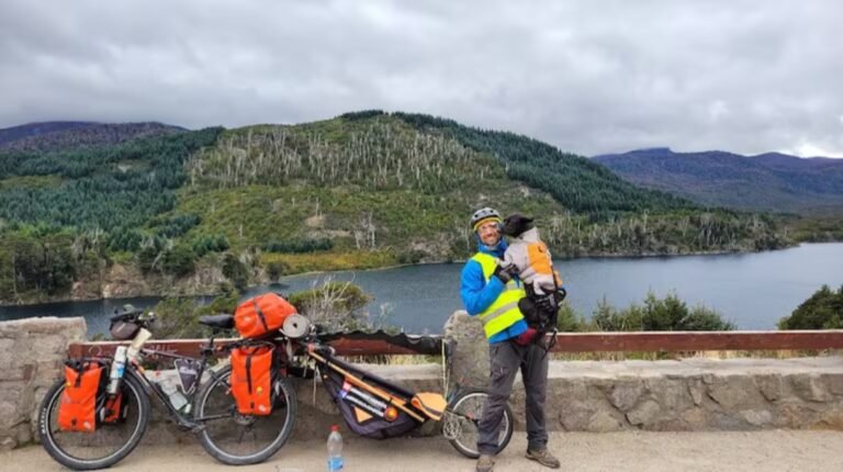 Dejó su trabajo de oficina para recorrer el mundo junto a su mascota