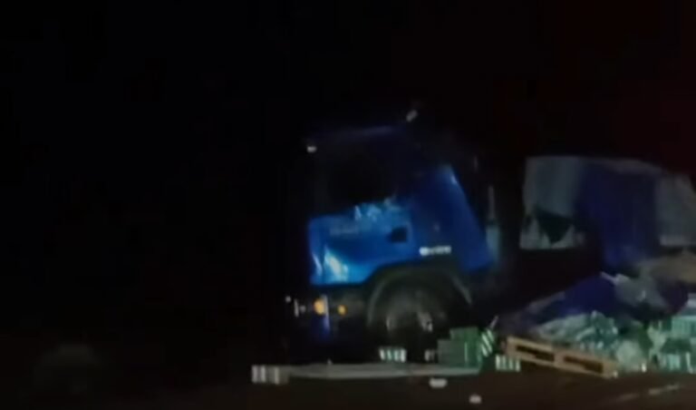 Vialidad Nacional despejó la Ruta donde volcó un camión que transportaba cervezas
