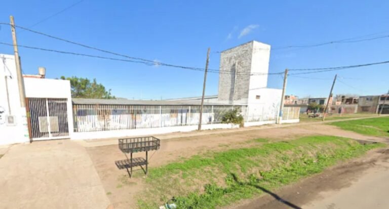 Un alumno de 12 años llevó un arma en la mochila y generó pánico en un colegio