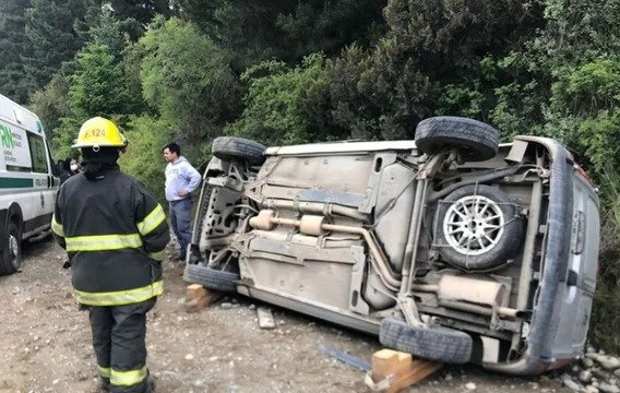 Gran operativo para rescatar a un conductor que quedó atrapado dentro de su vehículo