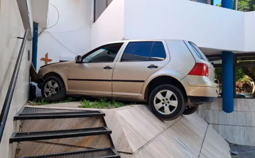 Insólito: Manejaba borracho y chocó contra la comisaría