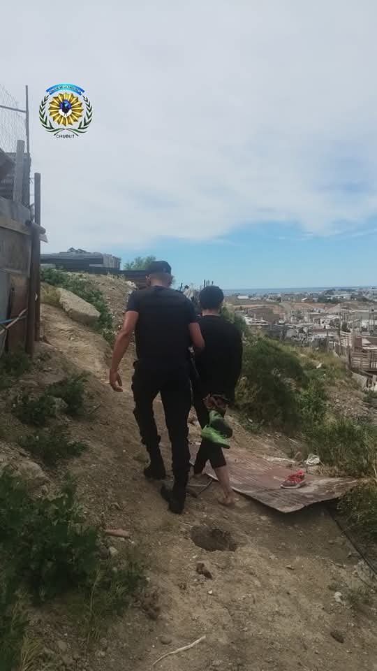 Un menor le arrebató la cartera a una mujer, intentó huir pero fue detenido