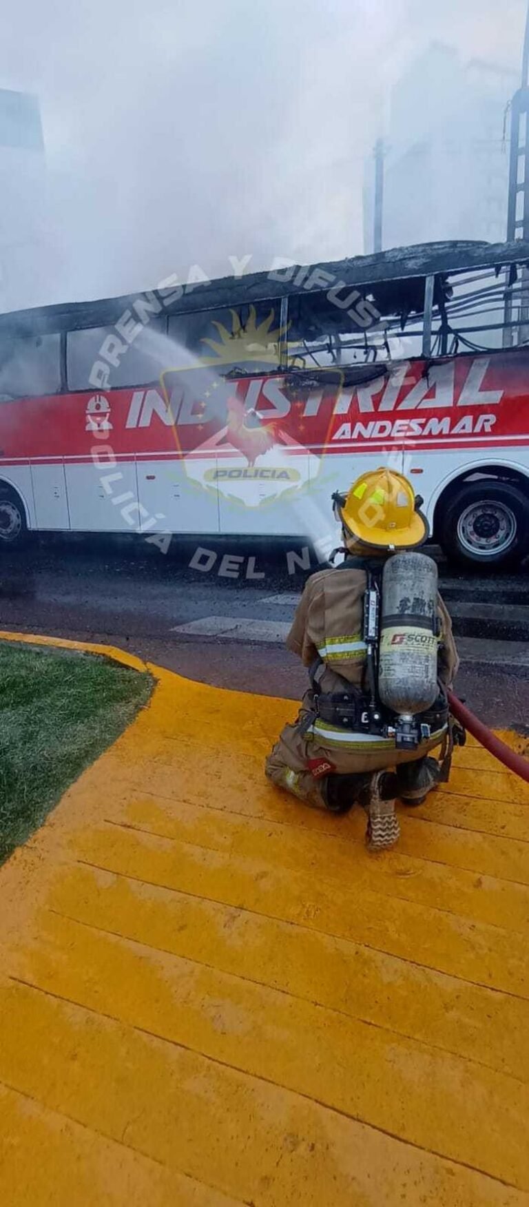 Un colectivo petrolero se prendió fuego en pleno centro de Neuquén