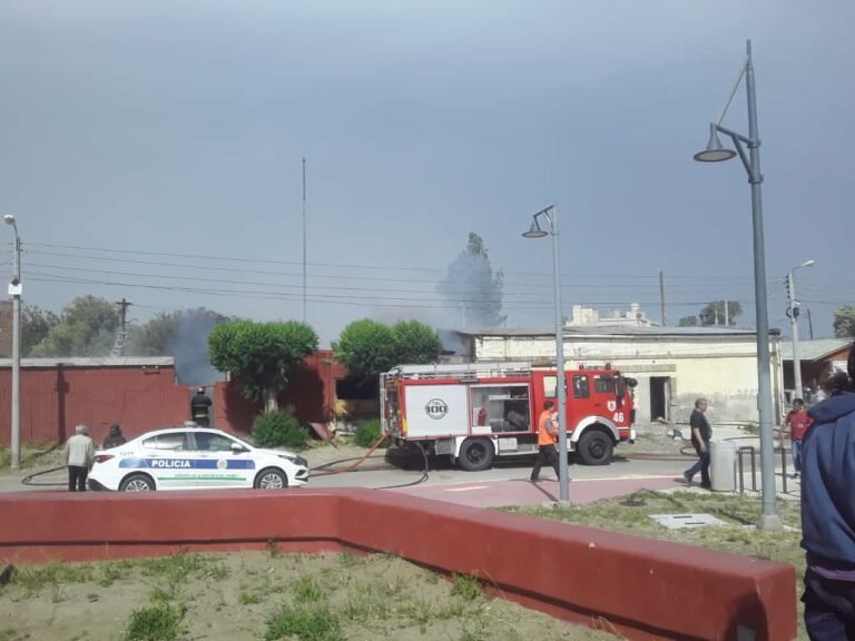 Se incendió una vivienda en Km5: “El viento complicó toda la situación”