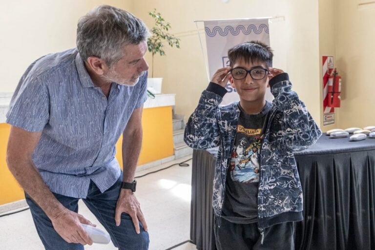 El programa «Mirándonos» entregó un total de 100 lentes