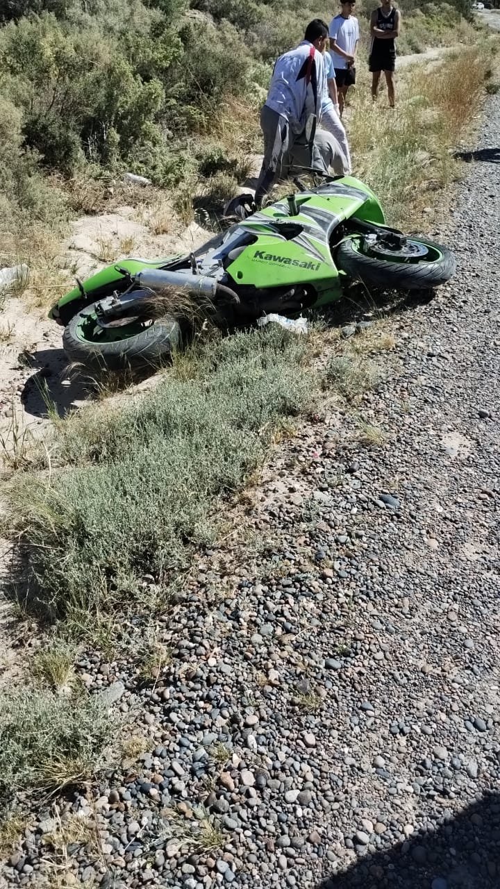 Zigzagueaba con su moto en la Ruta 25 y terminó despistando