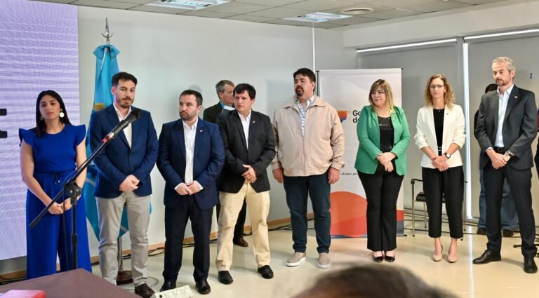 Torres anunció cambios en el Gabinete Provincial y confirmó la reducción de cargos en la estructura política